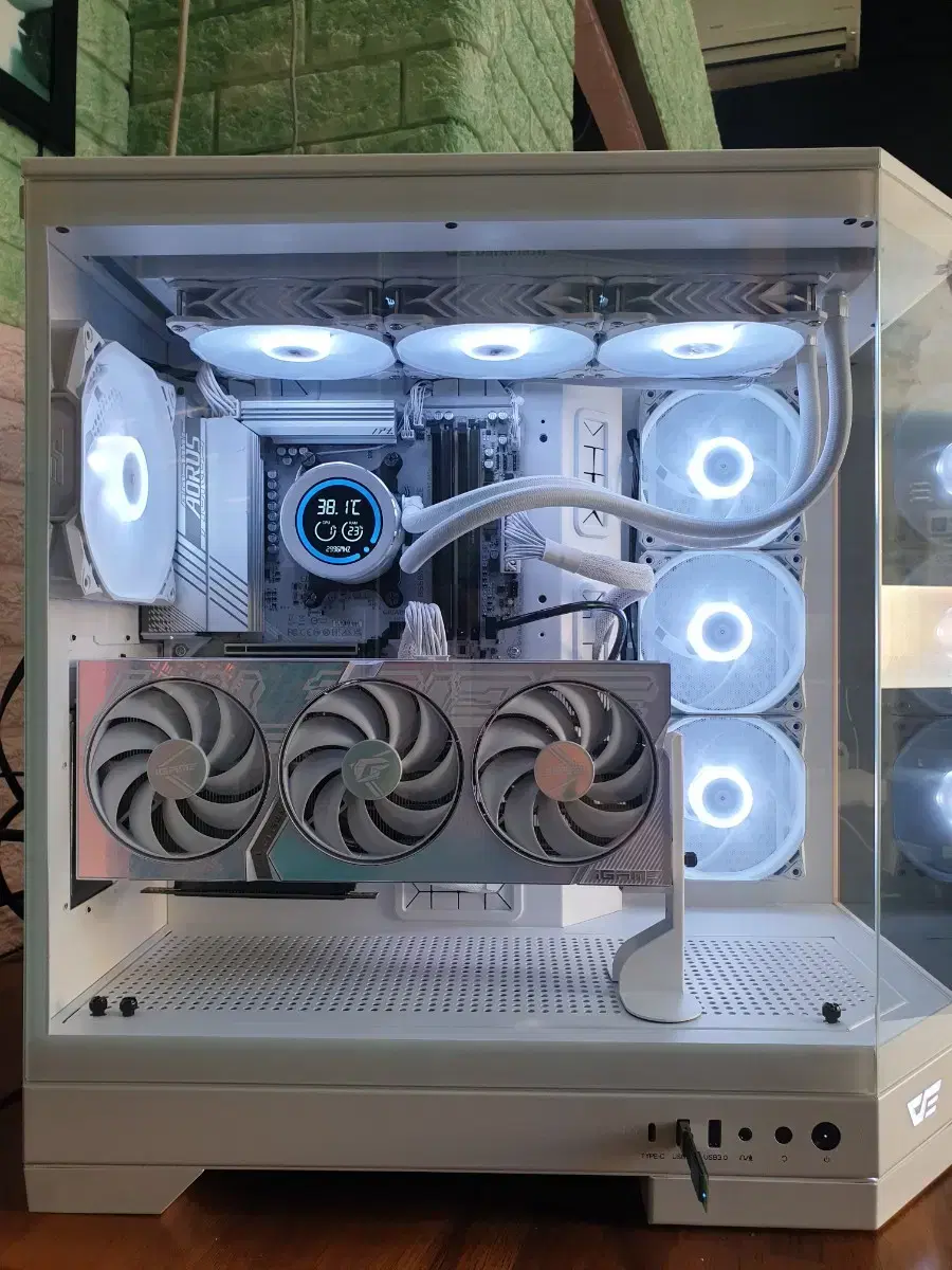 화이트 게이밍 컴퓨터 (9800X3D RTX4080 SUPER)